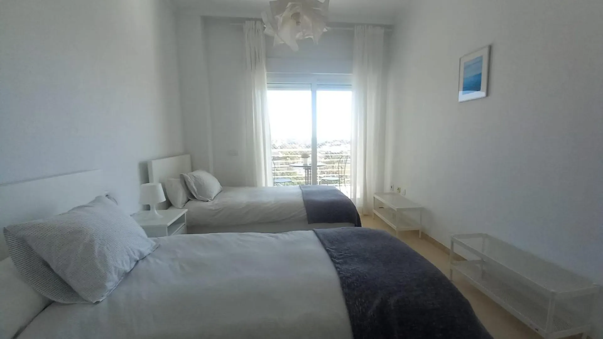 Amplio, Luminoso Y Moderno Apartamento Con Amplia Terraza Y Hermosas Vistas En Exclusiva Urbanizacion Benalmádena