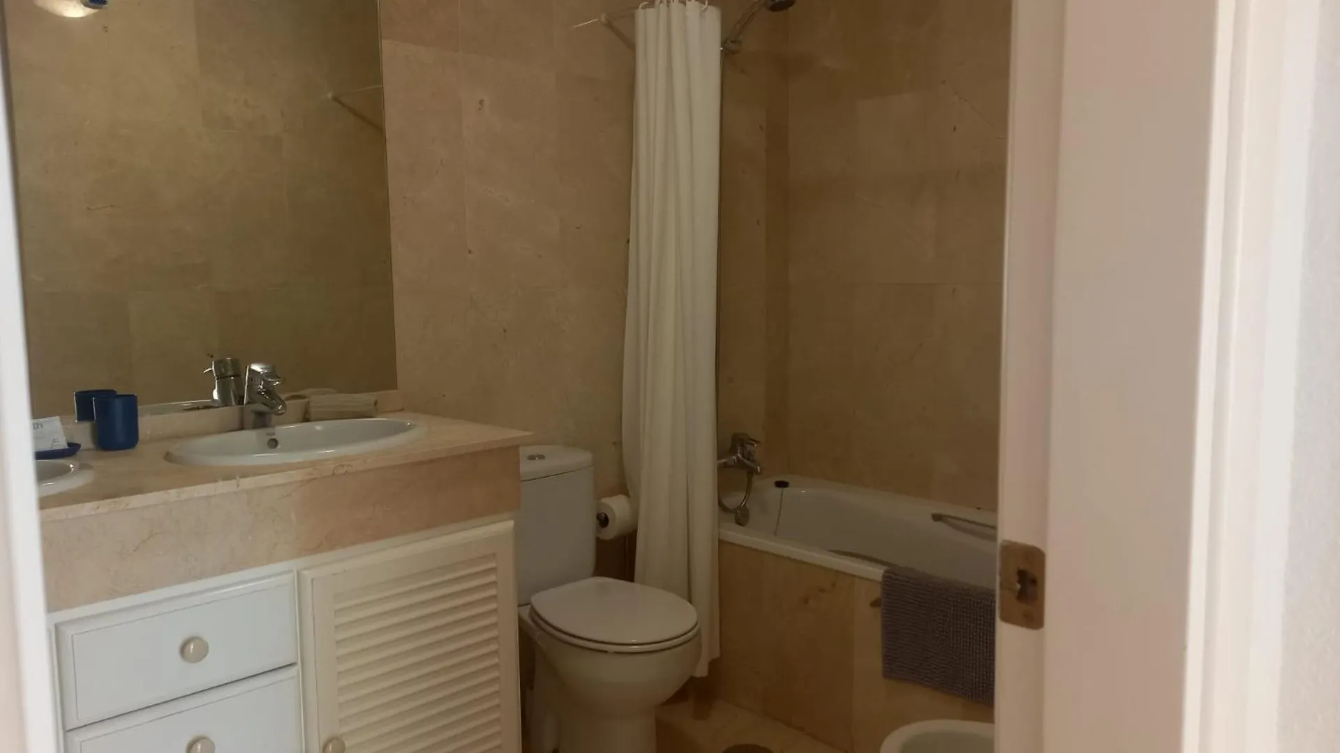 Amplio, Luminoso Y Moderno Apartamento Con Amplia Terraza Y Hermosas Vistas En Exclusiva Urbanizacion Benalmádena